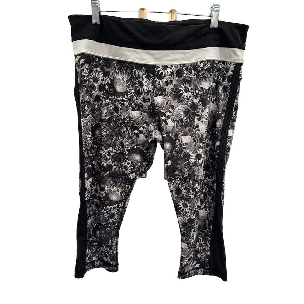 Lululemon Women's Size 12 Floral Crop Leggings Black Yoga Running‎
